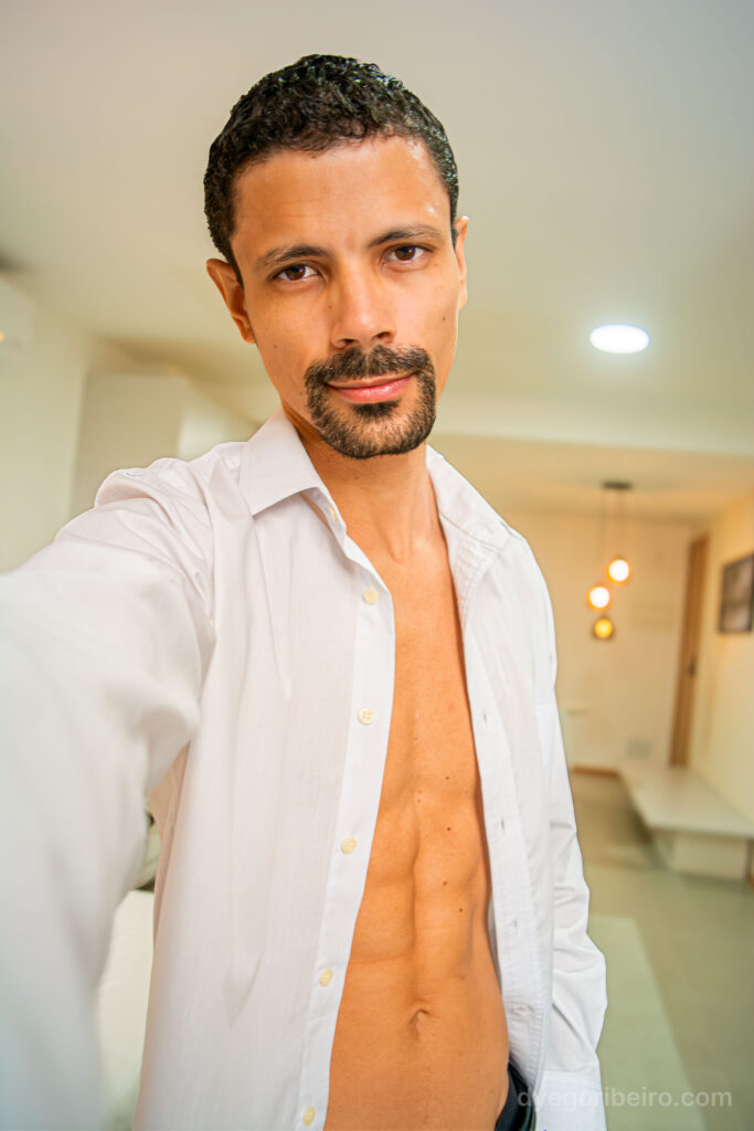 Close de Dyego Ribeiro, criador da revista Sexy Bellas, em locação intimista no Rio de Janeiro.