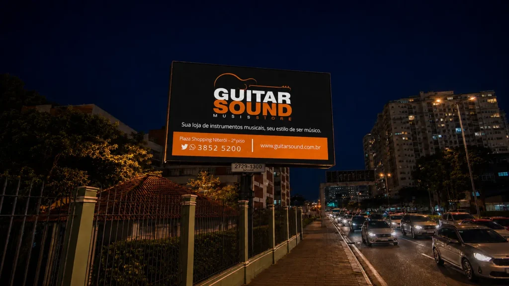 Campanha de branding da Guitar Sound aplicada em painel digital de LED à noite em Niterói