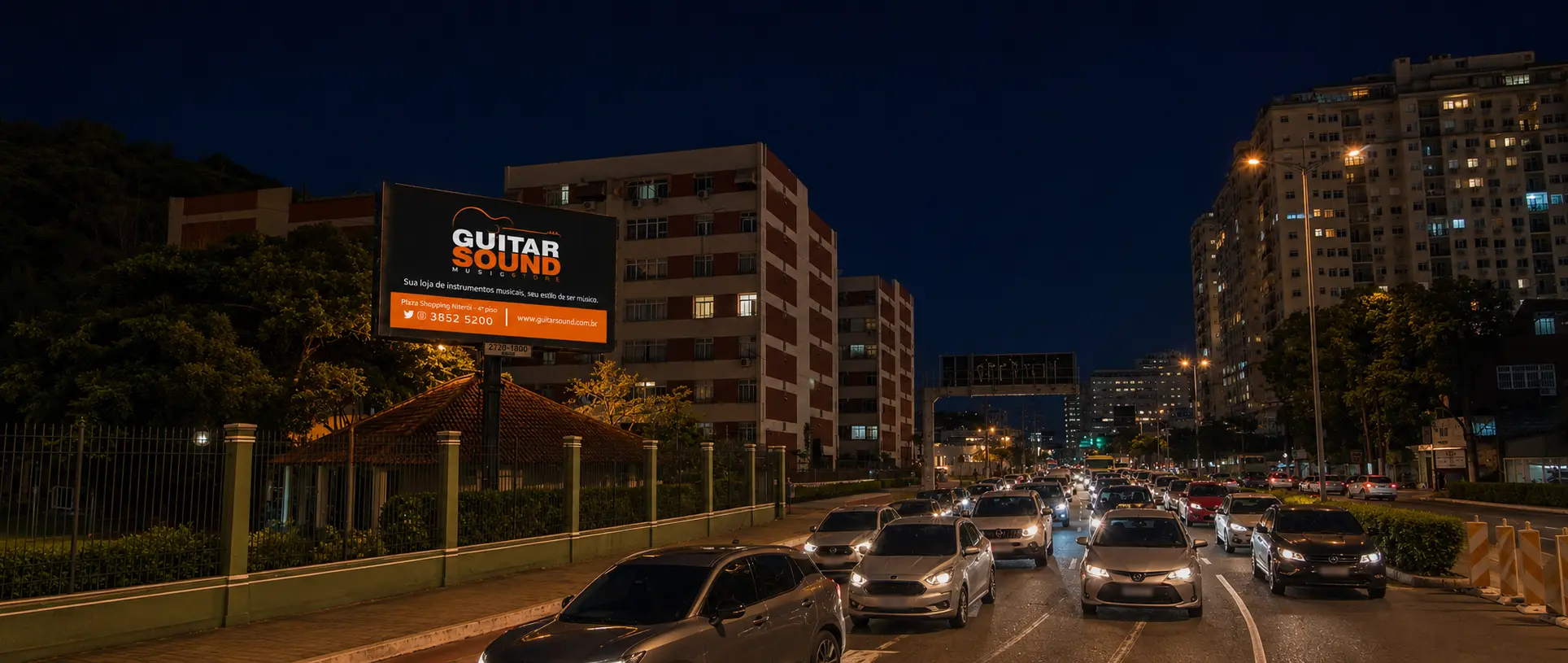 Painel digital de LED da Guitar Sound na Avenida Marquês do Paraná durante o fluxo noturno