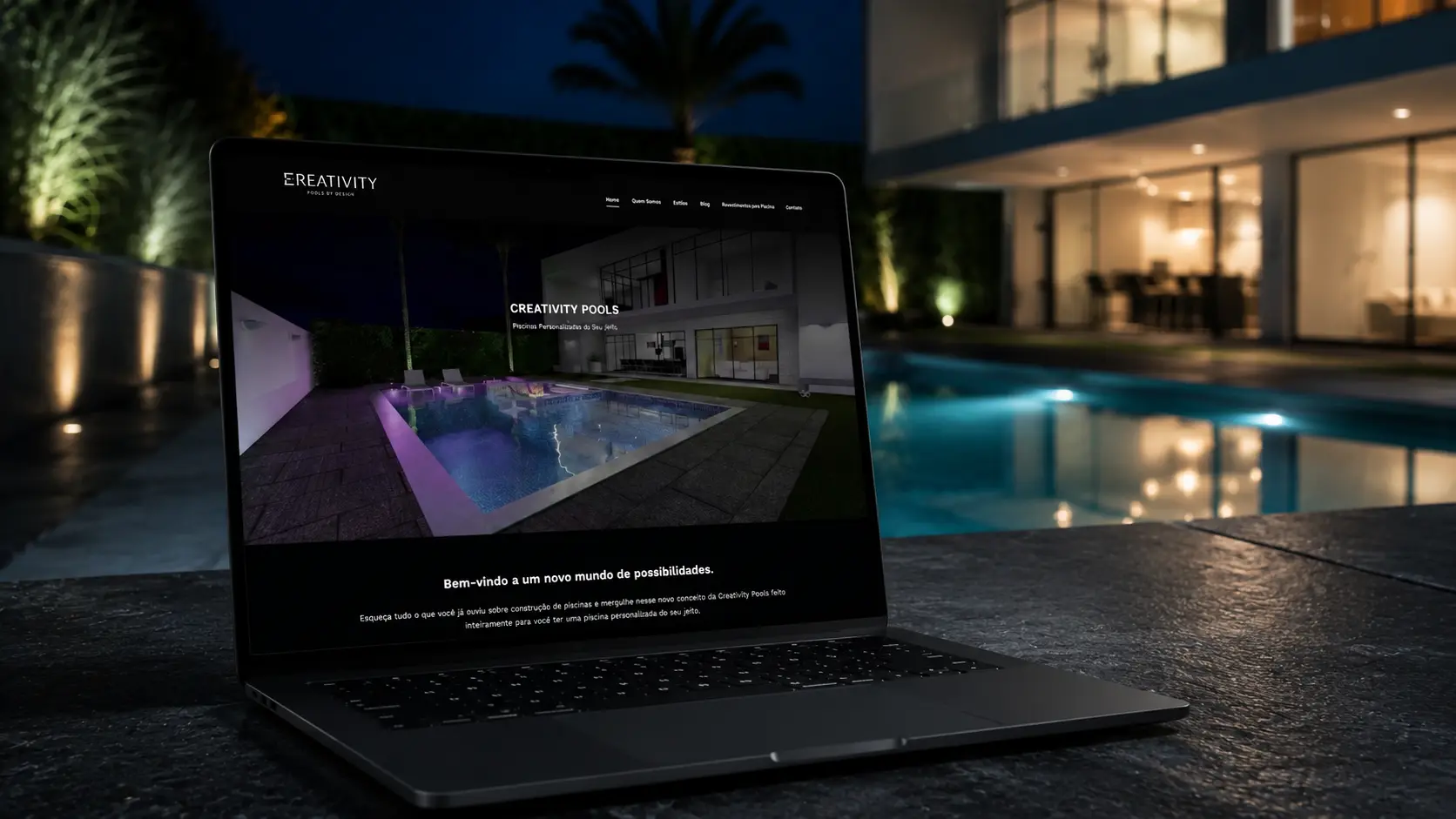 Mockup de notebook apresentando o site da Creativity Pools em ambiente sofisticado