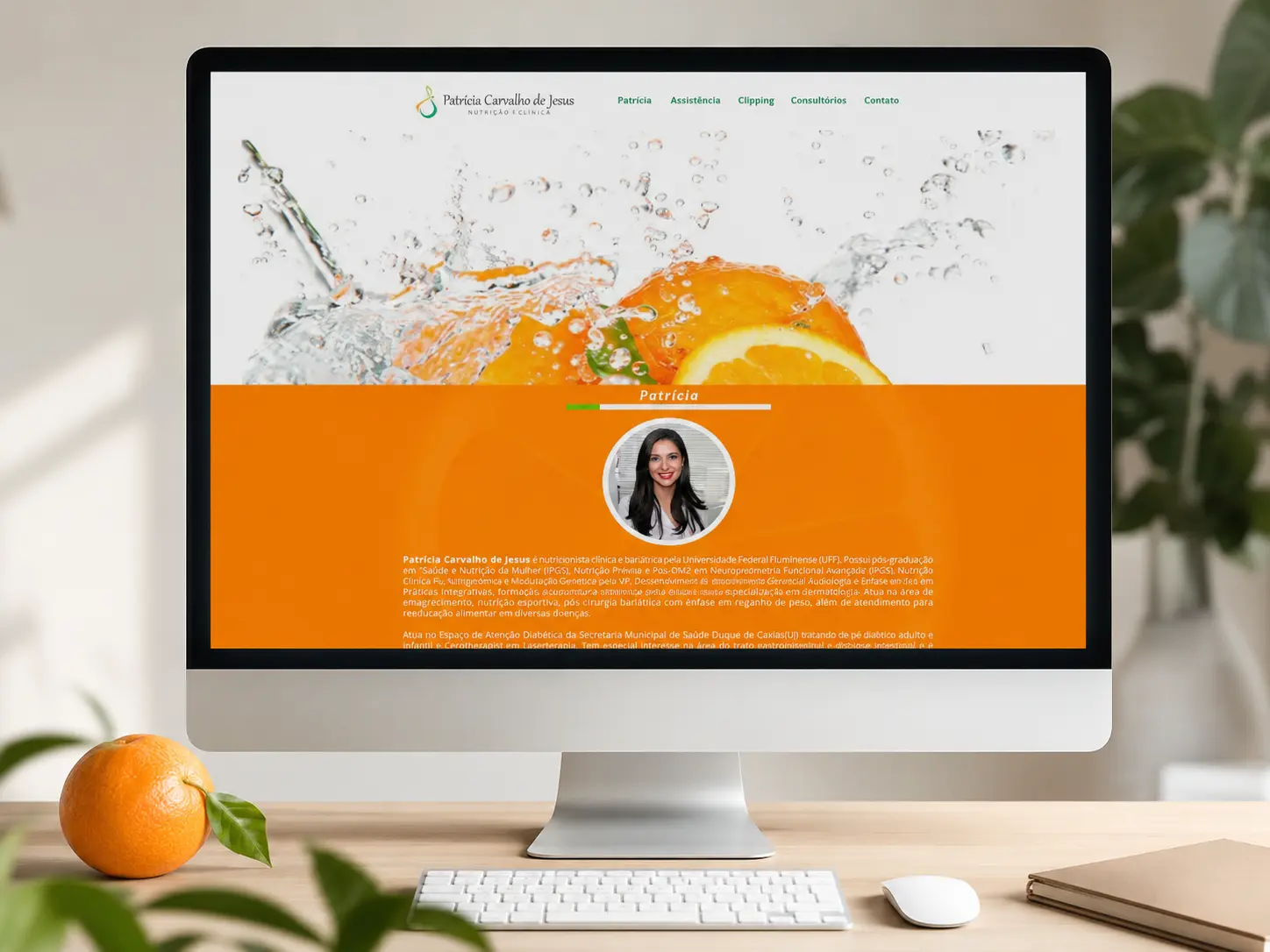 Web design do site de nutrição exibido em computador sobre uma mesa de trabalho