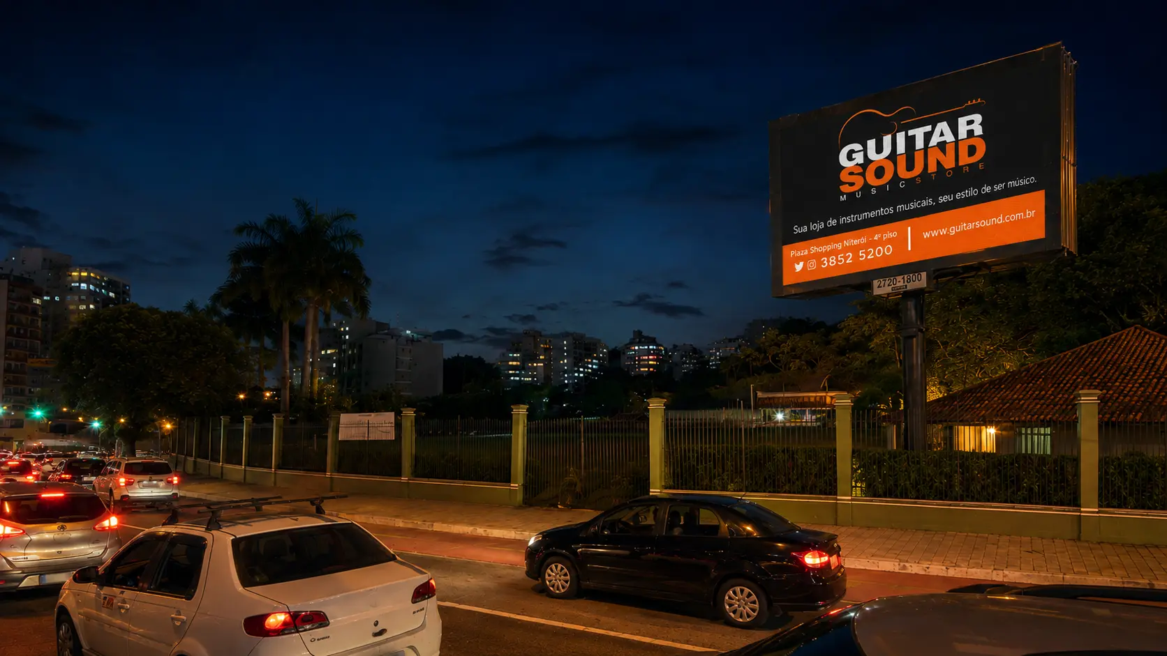 Campanha OOH da Guitar Sound vista no trânsito noturno de Niterói