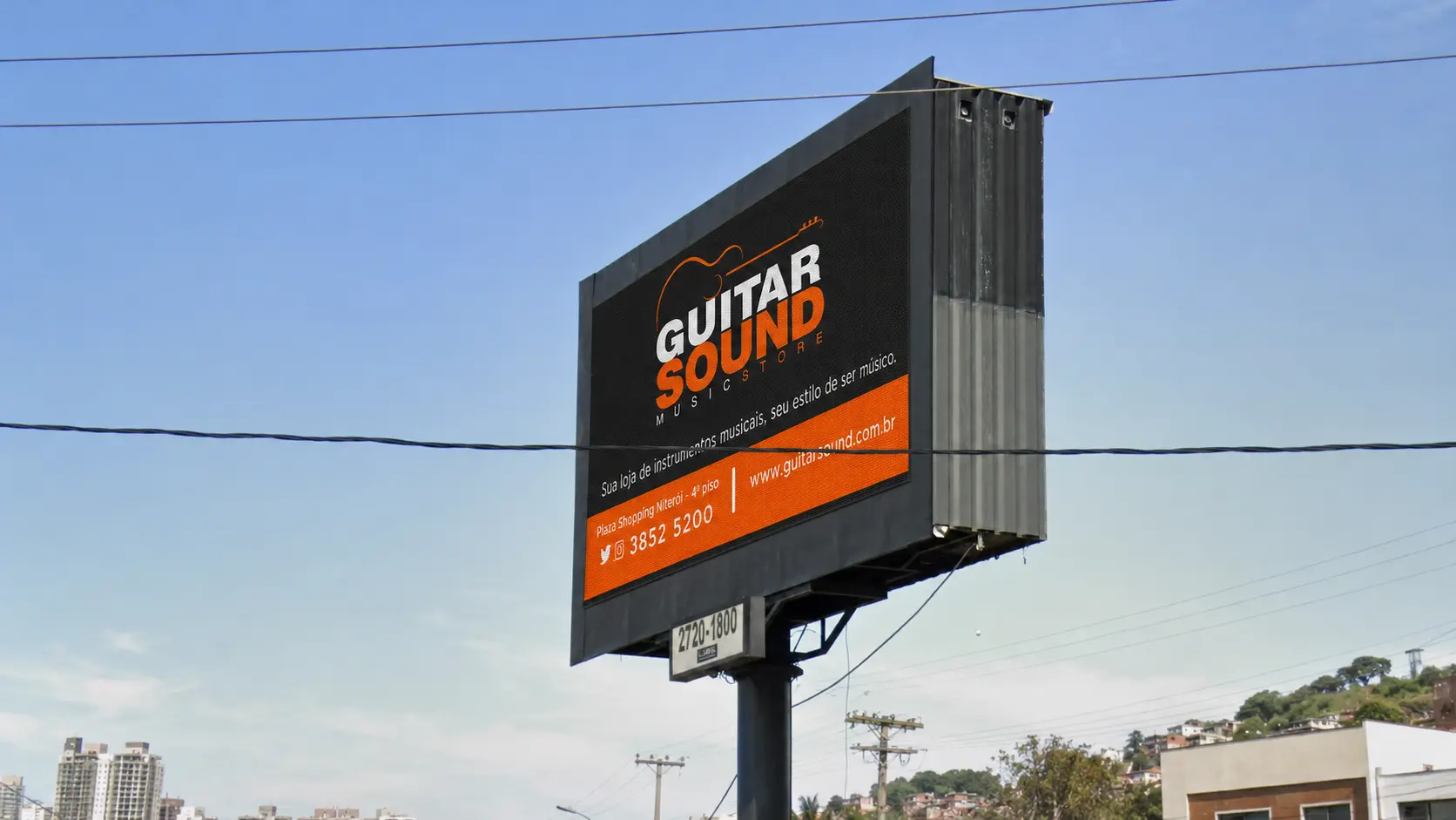 Visualização diurna da campanha Guitar Sound aplicada em estrutura de mídia exterior